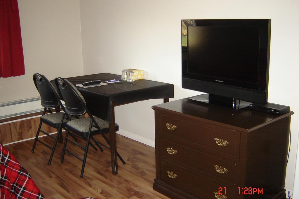 Midway Motel Radisson Стая снимка